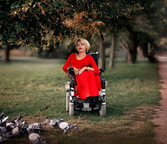 Na zdjęciu Edyta Banasiewicz siedząca na wózku w parku miejskim w Piasecznie
