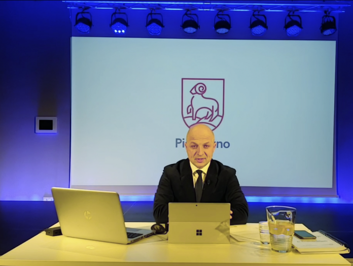 Zrzut ekranu z Facebook Live z burmistrzem Piaseczna