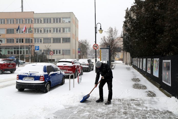 Zimowe odśnieżanie Piaseczna. Oczyszczanie chodników ze śniegu.