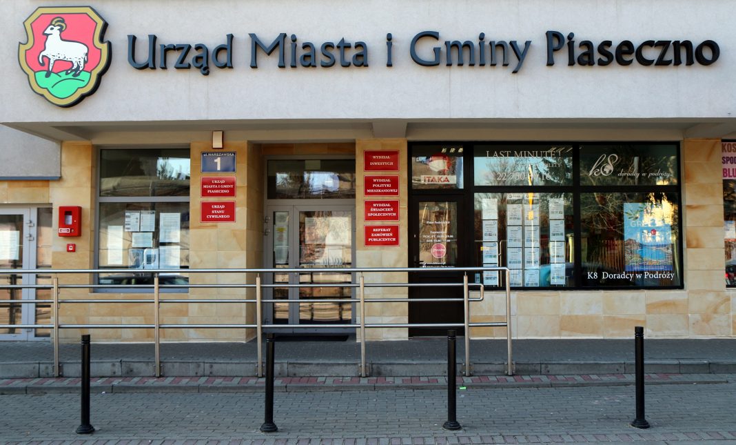 Budynek Urzędu Miasta i Gminy Piaseczno przy ul. Warszawskiej 1 w Piasecznie.