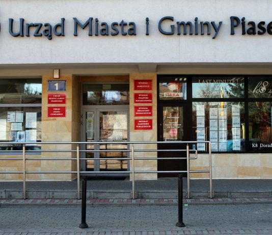 Budynek Urzędu Miasta i Gminy Piaseczno przy ul. Warszawskiej 1 w Piasecznie.
