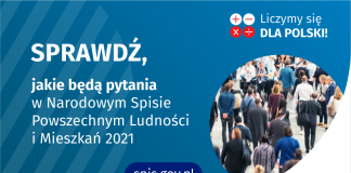 Po lewej stronie grafiki jest napis: sprawdź, jakie będą pytania w Narodowym Spisie Powszechnym Ludności i Mieszkań 2021. W prawym górnym rogu są cztery małe koła ze znakami dodawania, odejmowania, mnożenia i dzielenia, obok nich napis: Liczymy się dla Polski! Poniżej widać zdjęcie tłumu ludzi. Na dole pośrodku jest napis: spis.gov.pl. W prawym dolnym rogu jest logotyp spisu: dwa nachodzące na siebie pionowo koła, GUS, pionowa kreska, NSP 2021.
