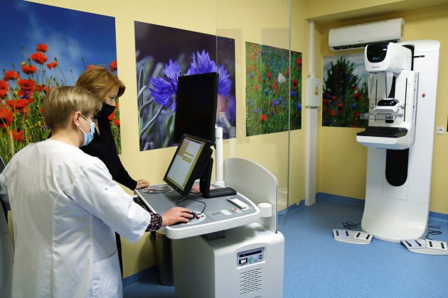 Urządzenie - mammograf oraz stanowisko do jego obsługi