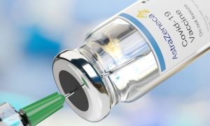 Szczepienia przeciw COVID-19 szczepionką AstraZeneca, foto Juan Roballo / Shutterstock