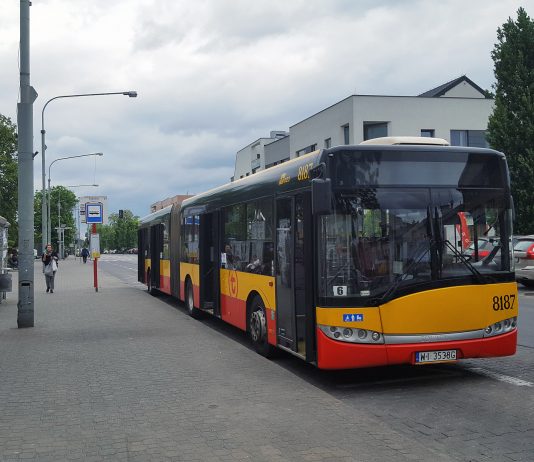 Ilustracja. Autobus 709 przy przystanku SZKOLNA 01 w Piasecznie