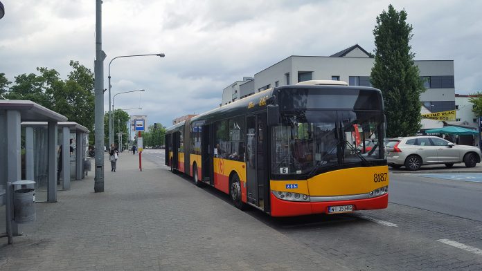 Ilustracja. Autobus 709 przy przystanku SZKOLNA 01 w Piasecznie