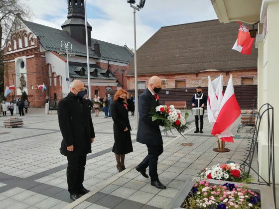 Delegacja gminy Piaseczno składa kwiaty pod historycznym ratuszem