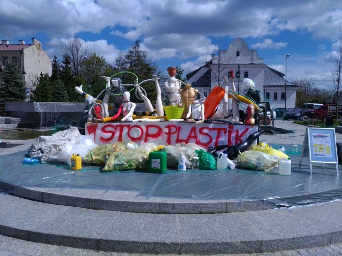 Akcja STOP PLASTIK - instalacja na skwerze Kisiela, fot. Małgorzata Idaczek