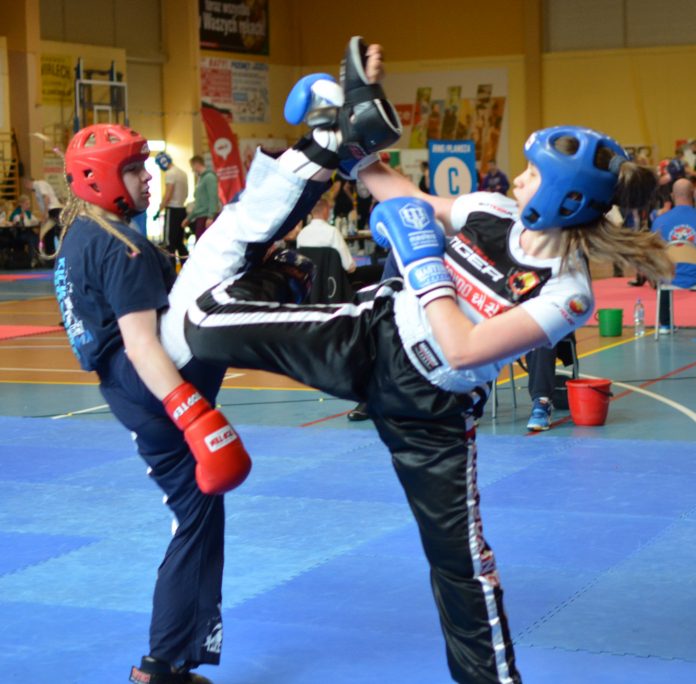Mistrzostwa Polski w Kickboxingu Kadetów we Włoszakowicach Ilustracja. Oliwia Ściągaj w walce finałowej. Mistrzostwa Polski w Kickboxingu Kadetów w formule Kick Light i Juniorów w formule Light contact