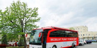 Ilustracja. Mobilny Punkt Poboru Krwi - krwiobus przed Urzędem Miasta i Gminy Piaseczno ul. Kościuszki 49 - maj 2021