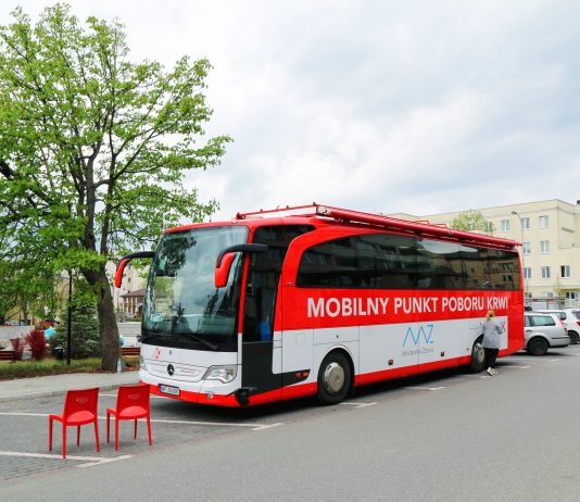 Ilustracja. Mobilny Punkt Poboru Krwi - krwiobus przed Urzędem Miasta i Gminy Piaseczno ul. Kościuszki 49 - maj 2021