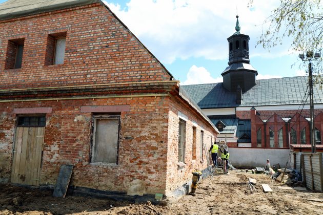 Ilustracja. Trwa przebudowa i modernizacja zabytkowego budynku Starej Plebanii, który będzie siedzibą nowego Muzeum Piaseczna. Milion dla Muzeum Piaseczna.