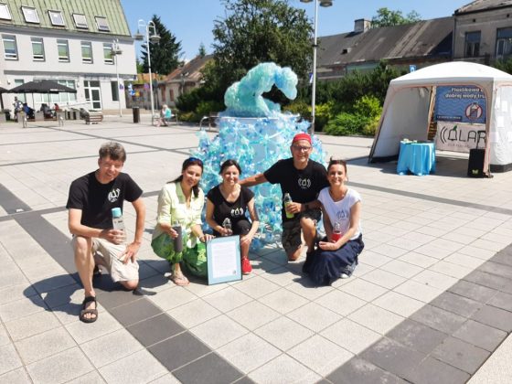 Akcja "Nie pij wody z plastiku" zorganizowana przez Alarm dla Klimatu Piaseczno na miejskim rynku