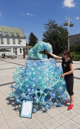 Akcja "Nie pij wody z plastiku" zorganizowana przez Alarm dla Klimatu Piaseczno na miejskim rynku