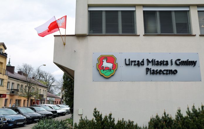 Ilustracja. Flaga Mazowsza na budynku Urzędu Miasta i Gminy Piaseczno