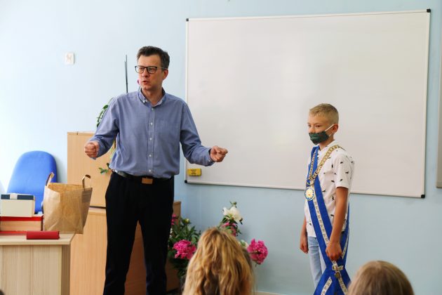 Marek Michalak Kanclerz Międzynarodowej Kapituły Orderu Uśmiechu odwiedził dzieci w Piasecznie