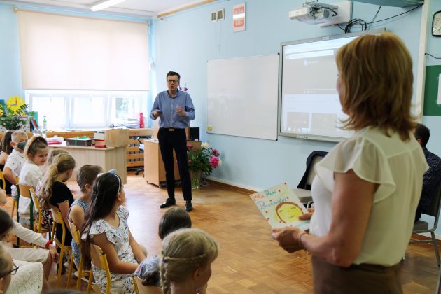 Marek Michalak Kanclerz Międzynarodowej Kapituły Orderu Uśmiechu odwiedził dzieci w Piasecznie