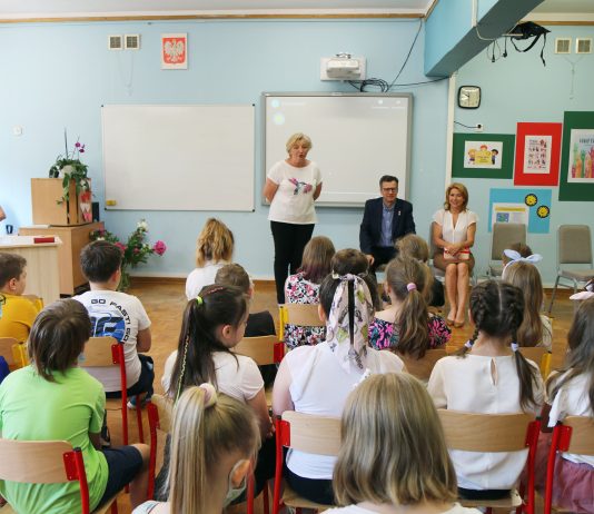 Kanclerz Międzynarodowej Kapituły Orderu Uśmiechu odwiedził dzieci w SP 5 w Piasecznie