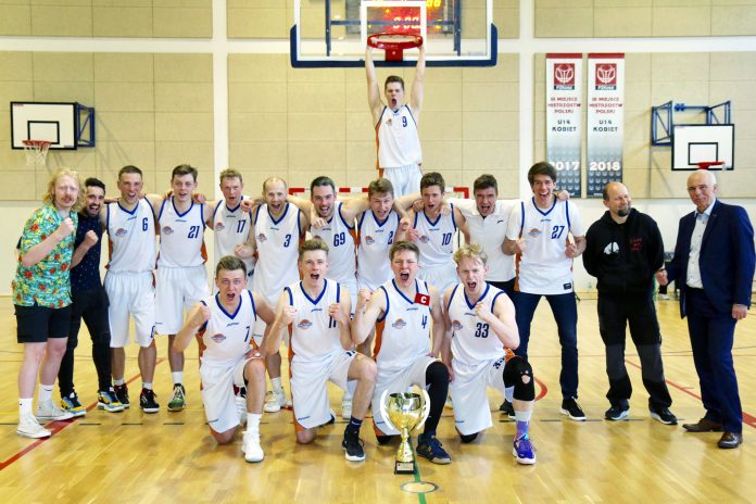 28–30 maja 2021 roku w Piasecznie odbył się finałowy turniej III ligi koszykówki mężczyzn. Drużyna MUKS Piaseczno zajęła drugie miejsce i uzyskała awans do II ligi