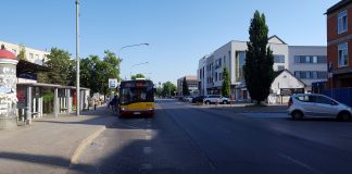 Ulica Puławska przed przebudową. Autobus 709 przy przystanku Szkolna 01