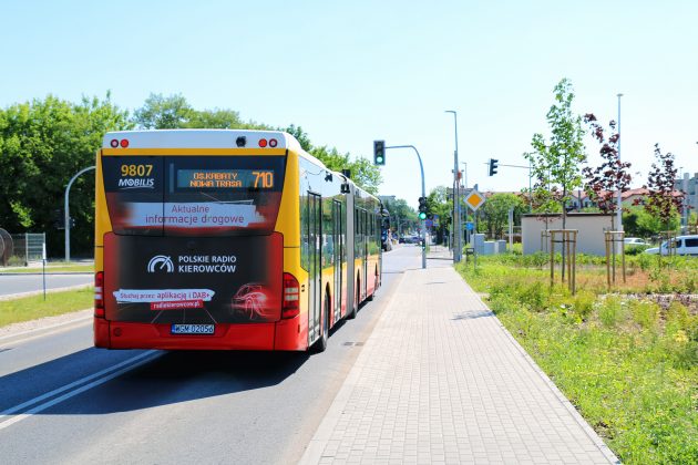Autobus 710 odjeżdżający z pętli autobusowej przy targowisku w Piasecznie, jadący w kierunku Kabat