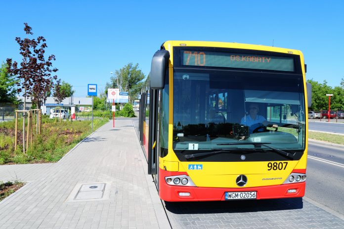 Autobus 710 na przystanku Targowisko 02 pętla autobusowa przy targowisku w Piasecznie