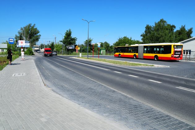 Przystanek Targowisko 02 pętla autobusowa przy targowisku w Piasecznie, w tle autobus 710