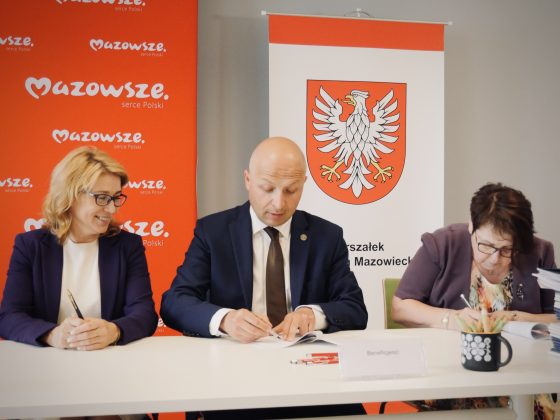Ilustracja. Podpisanie umowy w ramach wsparcia finansowego dla Gminy Piaseczno od Województwa Mazowieckiego