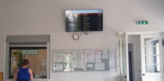 System informacji pasażerskiej w Piasecznie, ekran z informacją o czasie odjazdu poszczególnych linii na dworcu PKP Piaseczno