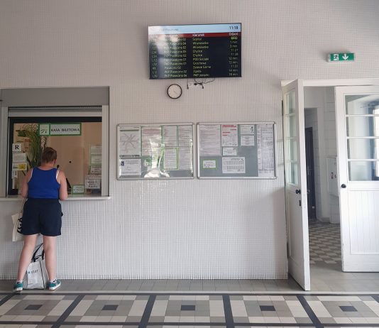 System informacji pasażerskiej w Piasecznie, ekran z informacją o czasie odjazdu poszczególnych linii na dworcu PKP Piaseczno