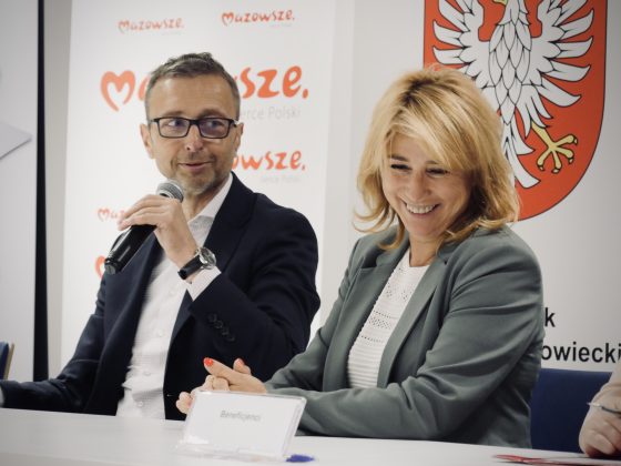 Gmina Piaseczno podpisała umowy na dofinansowaniu z budżetu Mazowsza budowy wielofunkcyjnego boiska w Głoskowie oraz na wsparcie zdalnego nauczania w szkole podstawowej w Józefosławiu.