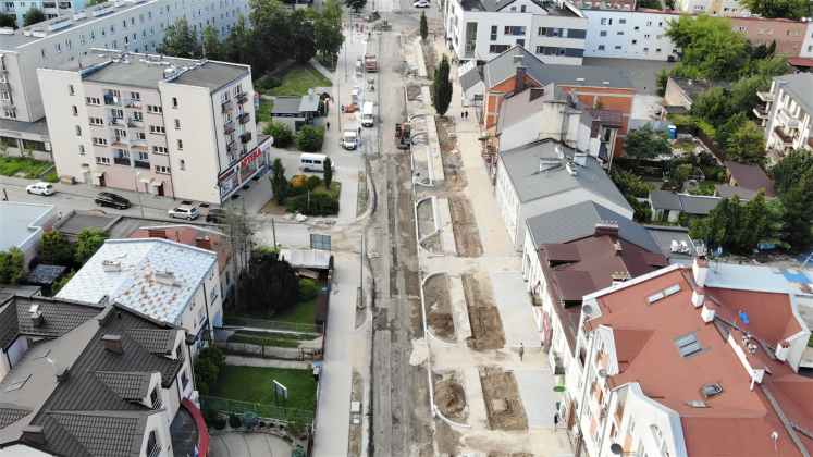 Widok z góry na remontowany odcinek ulicy Puławskiej w Piasecznie