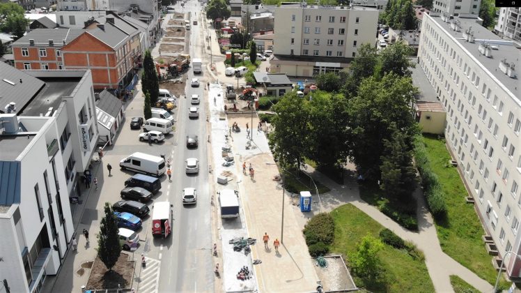 Widok z góry na remontowany odcinek ulicy Puławskiej w Piasecznie