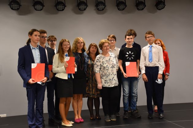 14 uczniów otrzymało stypendium Burmistrza za sukcesy naukowe osiągnięte w roku szkolnym 2020/2021.