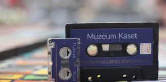 Muzeum Kaset będzie gościło w Bibliotece Publicznej w Piasecznie. na zdjęciu kasety magnetofonowe.