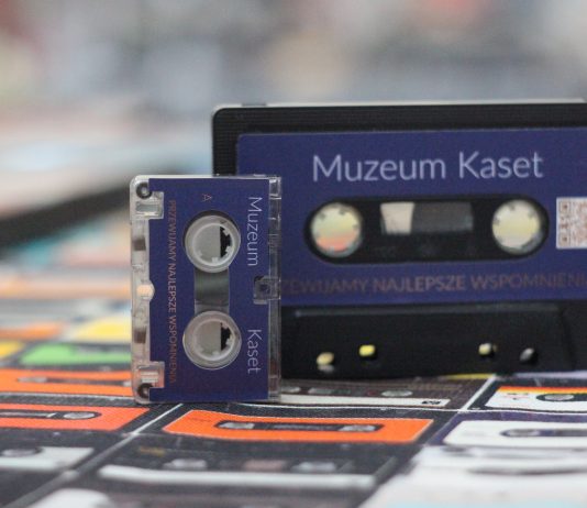 Muzeum Kaset będzie gościło w Bibliotece Publicznej w Piasecznie. na zdjęciu kasety magnetofonowe.