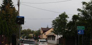 Strefa Płatnego Parkowania na kolejnych ulicach - Kilińskiego, Sierakowskiego, Warszawska. Na zdjęciu miejsca postojowe wzdłuż ulicy Kilińskiego. Parkomat oraz znak pionowy na razie zasłonięte folią.