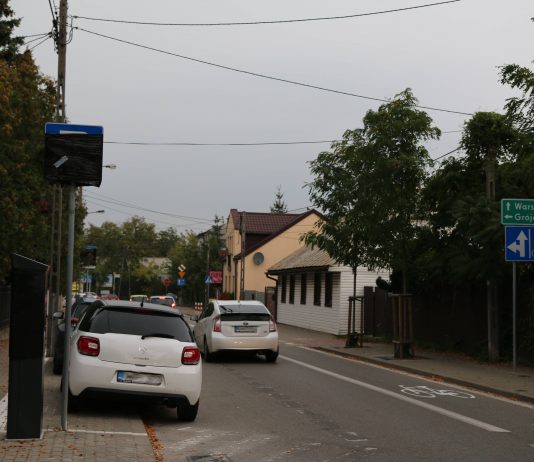 Strefa Płatnego Parkowania na kolejnych ulicach - Kilińskiego, Sierakowskiego, Warszawska. Na zdjęciu miejsca postojowe wzdłuż ulicy Kilińskiego. Parkomat oraz znak pionowy na razie zasłonięte folią.