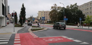 Nowa infrastruktura dla rowerzystów. Na zdjęciu skrzyżowanie ulic Puławskiej i Młynarskiej, z wymalowanym pasem rowerowym, przejazdem rowerowym oraz śluzą rowerową.