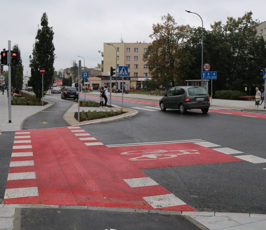 Nowa infrastruktura dla rowerzystów. Na zdjęciu skrzyżowanie ulic Puławskiej i Młynarskiej, z wymalowanym pasem rowerowym, przejazdem rowerowym oraz śluzą rowerową.