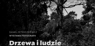 Ilustracja Drzewa i Ludzie – wystawa Daniela Petryczkiewicza. Na grafice czarno-biały plakat zapowiadający wystawę oraz spotkanie z autorem.