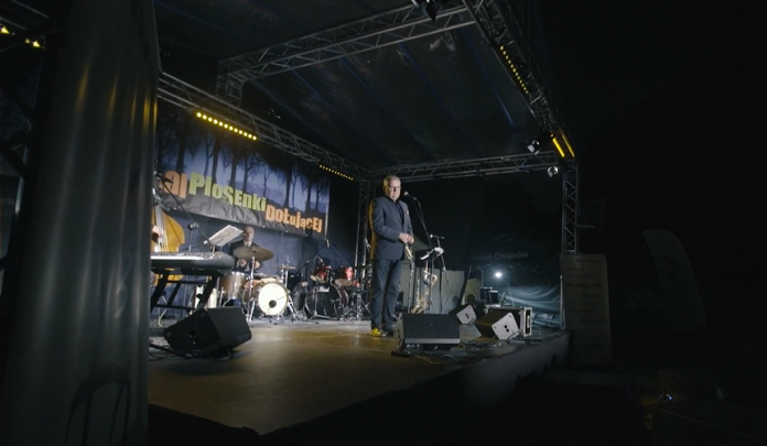 Recital Artura Andrusa podczas IX Festiwalu Piosenki Dołującej Zrzut ekranu z filmu. Recital Artura Andrusa podczas IX Festiwalu Piosenki Dołującej