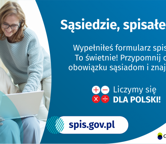Sąsiedzie, czy już się spisałeś? Na grafice jest napis: Sąsiedzie, spisałeś się? Wypełniłeś formularz spisowy? To świetnie! Przypomnij o tym obowiązku sąsiadom i znajomym. Poniżej umieszczone są cztery małe koła ze znakami dodawania, odejmowania, mnożenia i dzielenia, obok nich napis: Liczymy się dla Polski! Po lewej stronie grafiki widać dwie kobiety – starsza kobieta trzyma na kolanach komputer, młodsza z nich uśmiecha się i wskazuje na ekran komputera. Poniżej jest adres strony internetowej: spis.gov.pl. Obok jest logotyp spisu: dwa nachodzące na siebie pionowo koła, GUS, pionowa kreska, Narodowy Spis Powszechny Ludności i Mieszkań 2021.