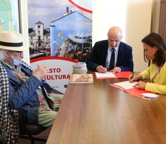Dzieła Józefa Wilkonia będą gościły w Starej Remizie. na zdjęciu Józef Wilkoń, burmistrz Daniel Putkiewicz i Blanka Wyszyńska.