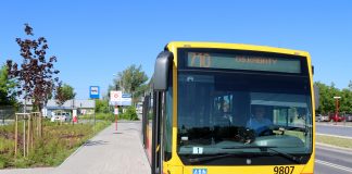 Remont ursynowskiej linii metra. Autobusy 710 i 724 pojadą dłuższą trasą. na zdjęciu autobus linii 710 na pętli obok Targowiska Miejskiego.