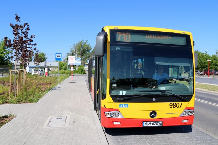 Remont ursynowskiej linii metra. Autobusy 710 i 724 pojadą dłuższą trasą. na zdjęciu autobus linii 710 na pętli obok Targowiska Miejskiego.