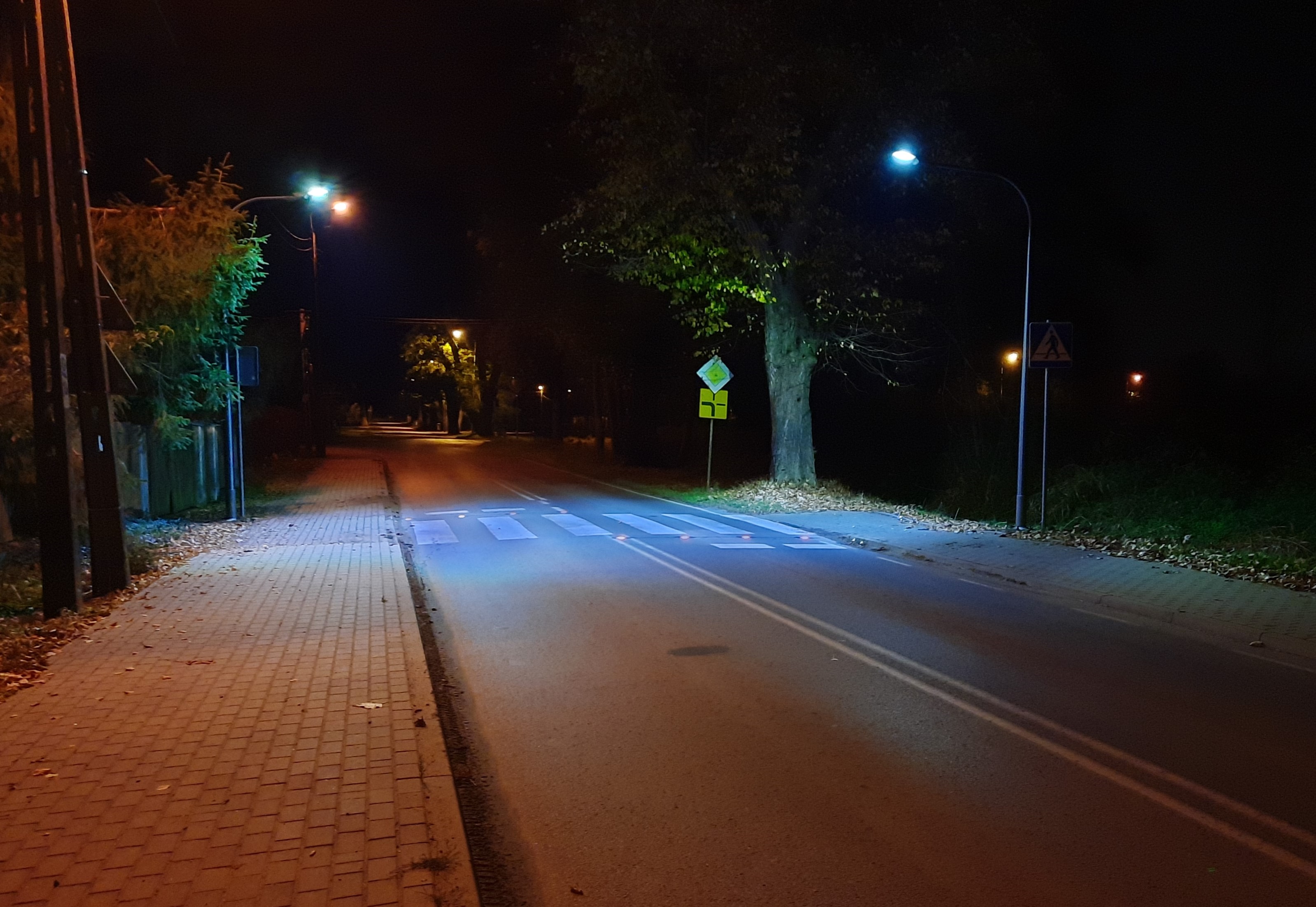 Doświetlamy kolejne przejścia dla pieszych. Na zdjęciu ul. Lipowa w Głoskowie nocą.
