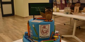 tort dla gości z elementami ozdobnymi w tematyce edukacyjnej.