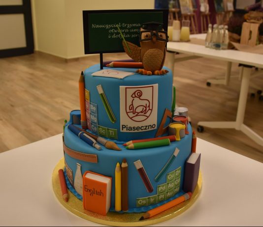 tort dla gości z elementami ozdobnymi w tematyce edukacyjnej.