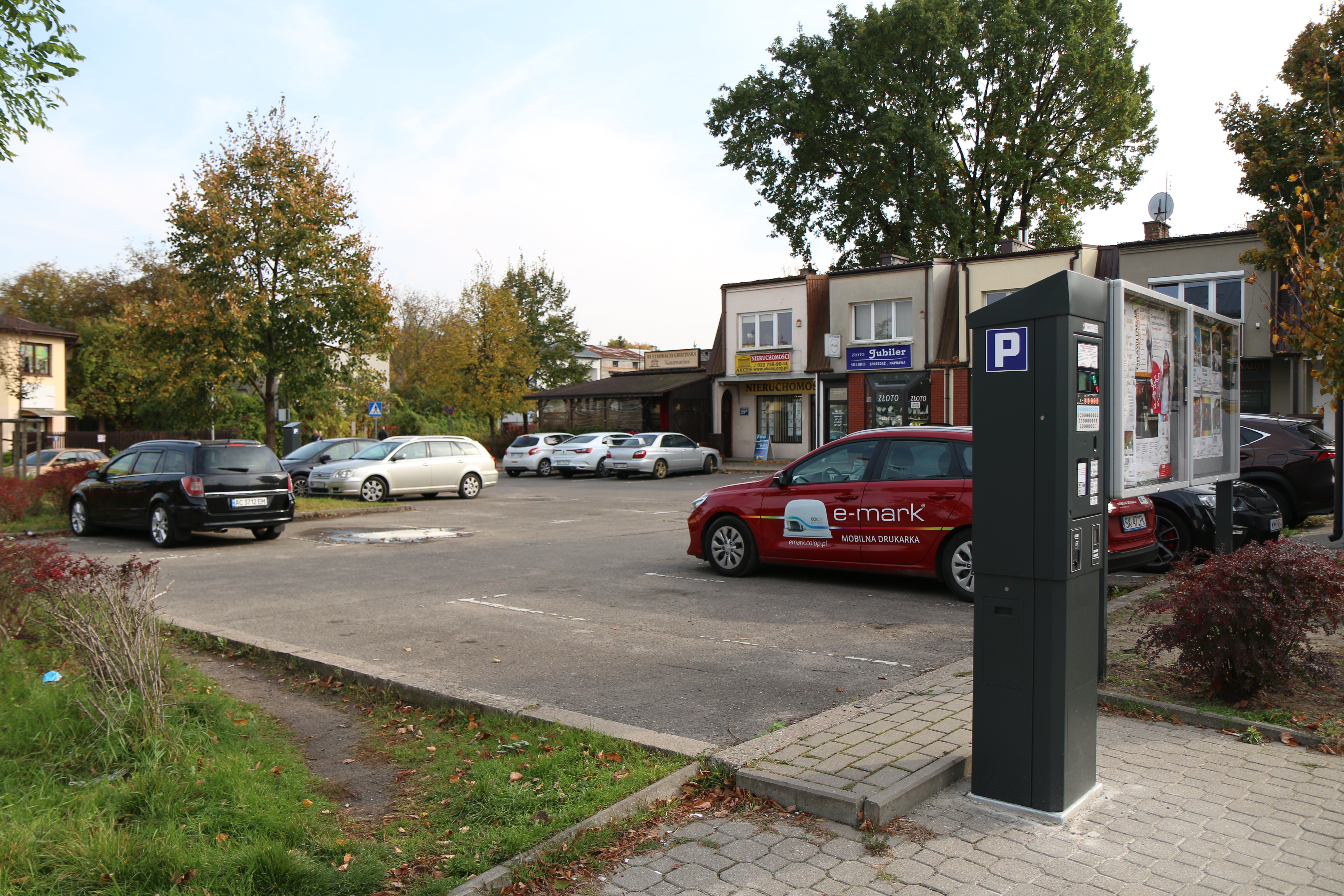 Ruszają Miejskie Parkingi Płatne. Na zdjęciu parking na rogu ulic Kilińskiego i Nadarzyńskiej z parkomatem.
